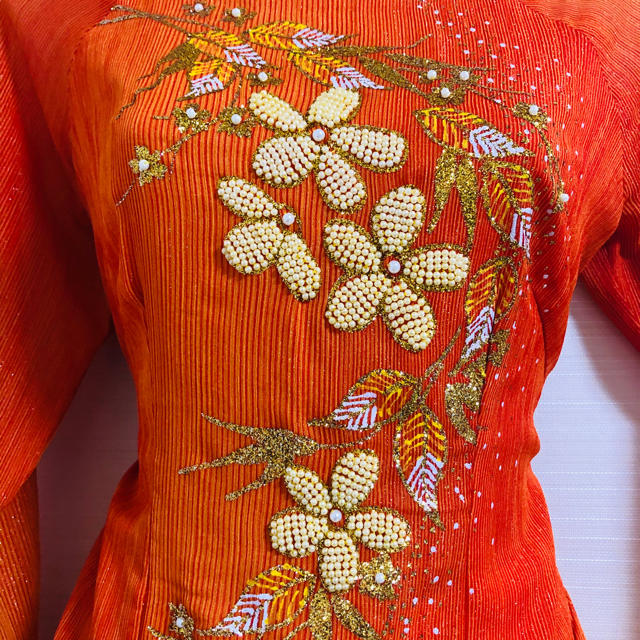 オレンジ、ベトナムアオザイ、伝統衣装の通販 by Yuyu house｜ラクマ