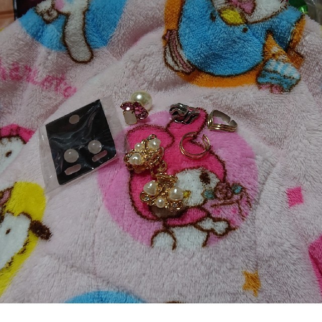 ピアス二個&リング三本&ヘアクリップ二個 レディースのアクセサリー(リング(指輪))の商品写真