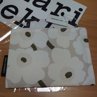 マリメッコ(marimekko)のマリメッコ　🌼フラットポーチ🌼　新色ホワイト(ポーチ)