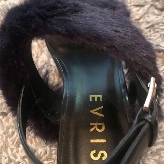 EVRIS(エヴリス)のエブリス　EVRISファー厚底サンダル　 レディースの靴/シューズ(サンダル)の商品写真