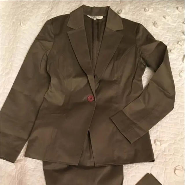 NATURAL BEAUTY BASIC(ナチュラルビューティーベーシック)のスーツ ナチュラルピューティーベーシック パンツスーツ 春夏　カーキ  レディースのフォーマル/ドレス(スーツ)の商品写真