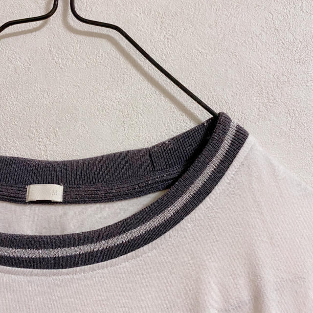 GU(ジーユー)の襟のラメが可愛い　ロゴTシャツ　多少のお値下げ対応致します レディースのトップス(Tシャツ(半袖/袖なし))の商品写真
