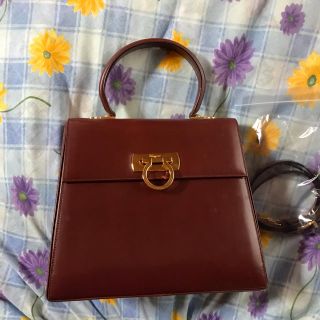 フェラガモ(Ferragamo)の【フェラガモ】【正規品】ケリーバッグ　【最終値下げ】早い者勝ち(ハンドバッグ)