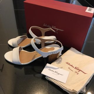 サルヴァトーレフェラガモ(Salvatore Ferragamo)のフェラガモサンダル  ホワイト 38(サンダル)