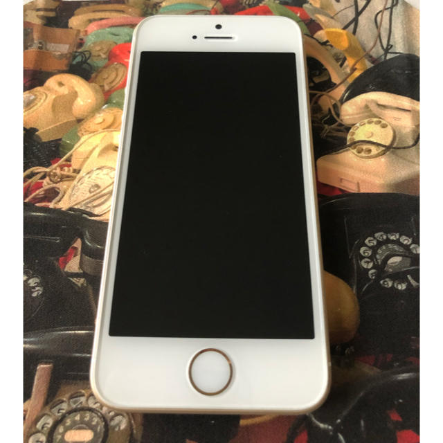 iPhone(アイフォーン)のiPhone SE 本体 スマホ/家電/カメラのスマートフォン/携帯電話(スマートフォン本体)の商品写真