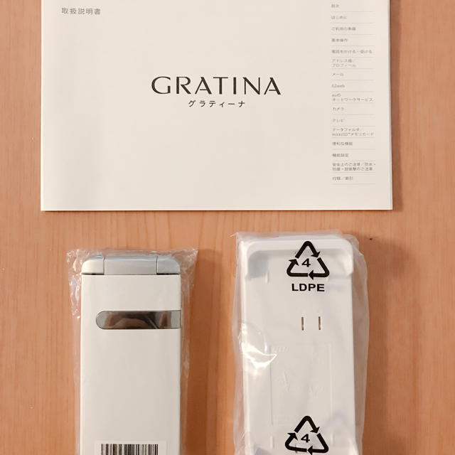 京セラ(キョウセラ)の★未使用★GRATINA ホワイト ガラケー KYY06 スマホ/家電/カメラのスマートフォン/携帯電話(携帯電話本体)の商品写真