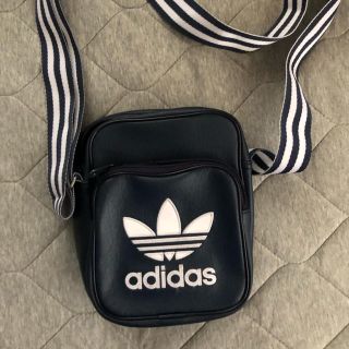 アディダス(adidas)のアディダス  ミニショルダー　2ファスナー　2ポケット　ネイビー(ショルダーバッグ)