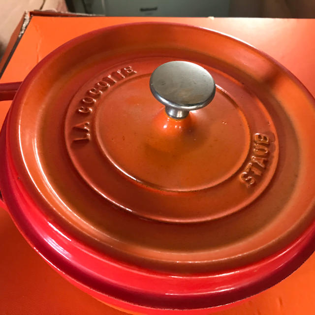 STAUB(ストウブ)のアルル様専用。ストウブ　ココット　22センチ　オレンジ インテリア/住まい/日用品のキッチン/食器(鍋/フライパン)の商品写真