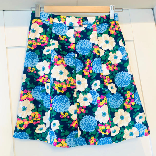 CARVEN(カルヴェン)のCARVEN フラワー柄スカート レディースのスカート(ミニスカート)の商品写真