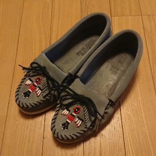 ミネトンカ(Minnetonka)のMINNETONKA グレー(スリッポン/モカシン)