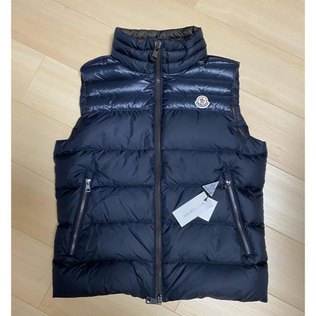 MONCLER(モンクレール)のMONCLER ダウンベスト サイズ2 ネイビー　新品未着用品 メンズのジャケット/アウター(ダウンベスト)の商品写真