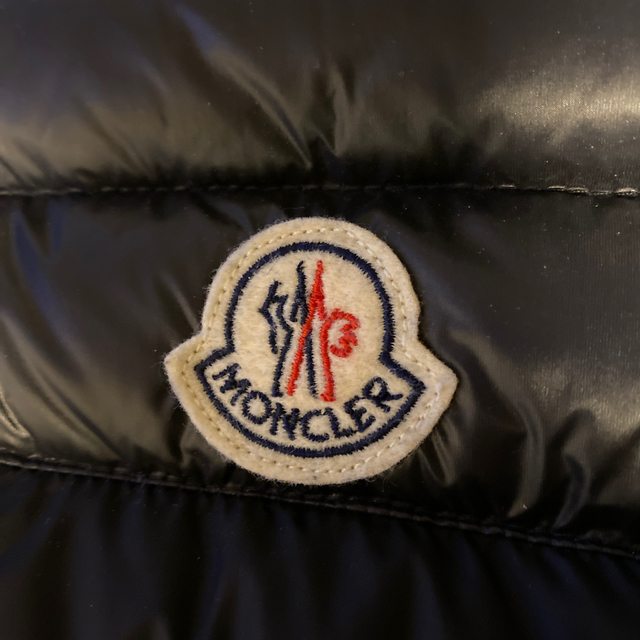 MONCLER(モンクレール)のMONCLER ダウンベスト サイズ2 ネイビー　新品未着用品 メンズのジャケット/アウター(ダウンベスト)の商品写真