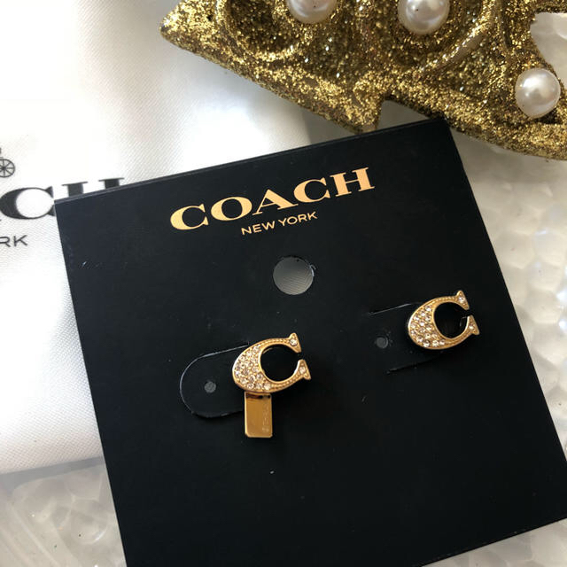 COACH(コーチ)のコーチ cロゴマーク ピアス ゴールド 保存袋付き 箱紙袋付き レディースのアクセサリー(ピアス)の商品写真