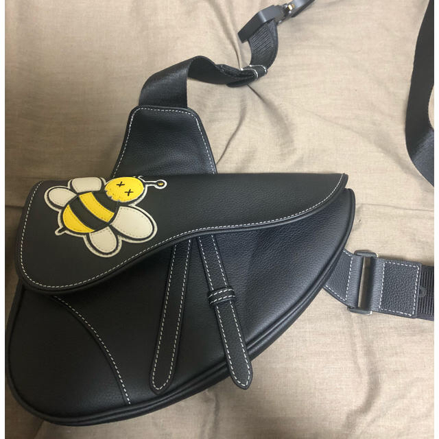 DIOR HOMME(ディオールオム)のdior × KAWS ショルダーバック メンズのバッグ(ショルダーバッグ)の商品写真