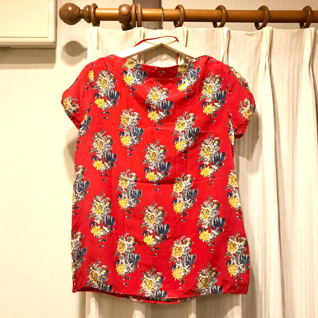 【miu miu】花柄 シルクトップス 42サイズ ミュウミュウ レディースのトップス(Tシャツ(半袖/袖なし))の商品写真