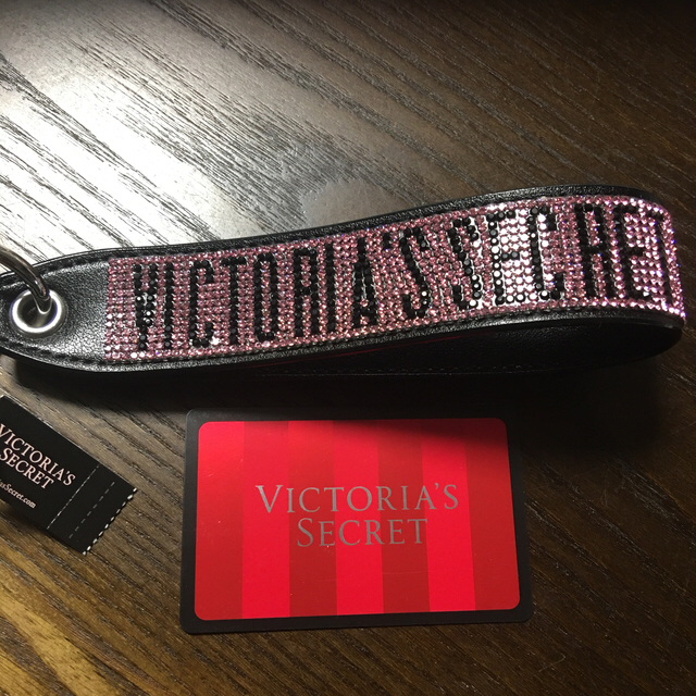 Victoria's Secret(ヴィクトリアズシークレット)のVictoria’s Secret輝くラインストーンリストストラップ レディースのファッション小物(キーホルダー)の商品写真