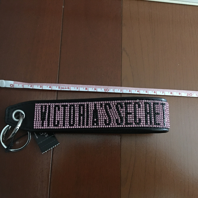 Victoria's Secret(ヴィクトリアズシークレット)のVictoria’s Secret輝くラインストーンリストストラップ レディースのファッション小物(キーホルダー)の商品写真