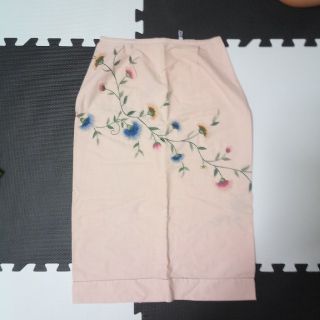 ニーム(NIMES)の刺繍がかわいい　タイトスカート　NIMES INNOCENT INC(ひざ丈スカート)