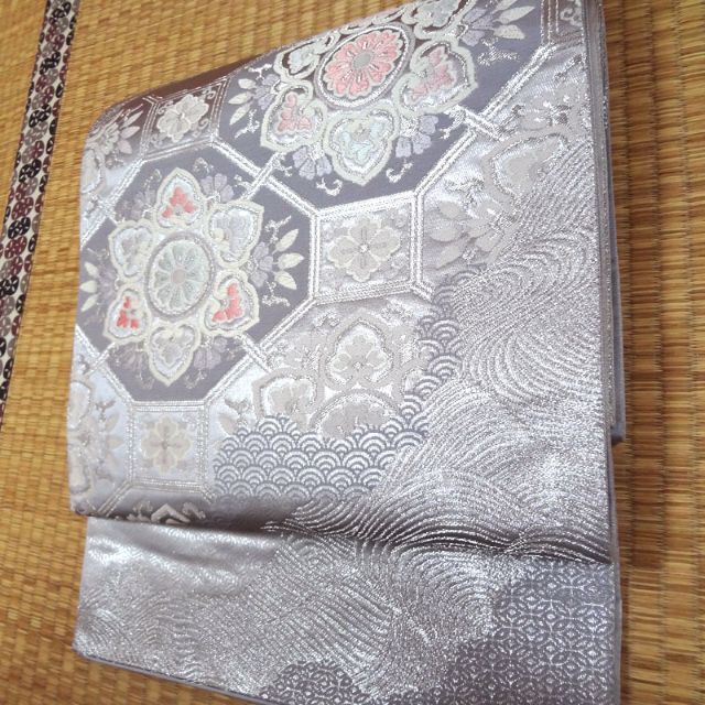 淡いラベンダー色に銀糸織りと花文　袋帯 2