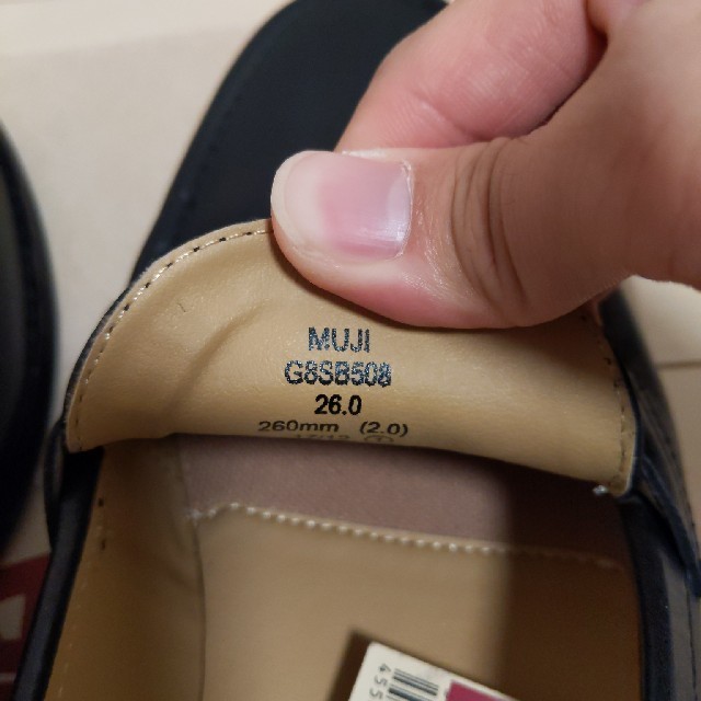 MUJI (無印良品)(ムジルシリョウヒン)の左右サイズ違い【無印良品】レザーローファー黒 メンズの靴/シューズ(ドレス/ビジネス)の商品写真