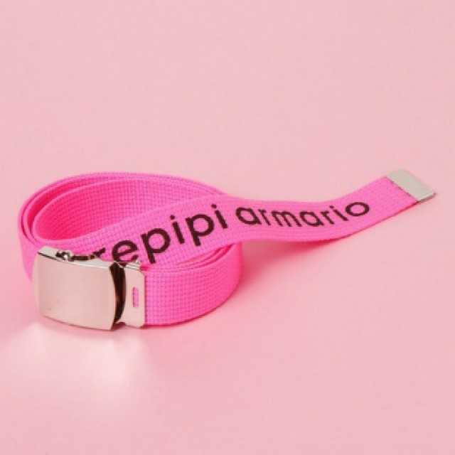 repipi armario(レピピアルマリオ)のrepipi armario ロゴガチャベルト(ネオンピンク) キッズ/ベビー/マタニティのこども用ファッション小物(ベルト)の商品写真