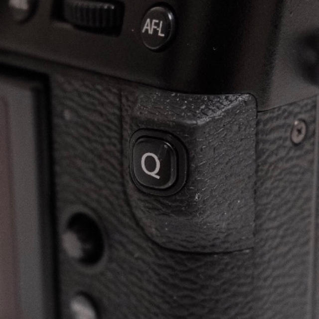富士フイルム(フジフイルム)のFUJIFILM X-T30 (BLACK) スマホ/家電/カメラのカメラ(ミラーレス一眼)の商品写真