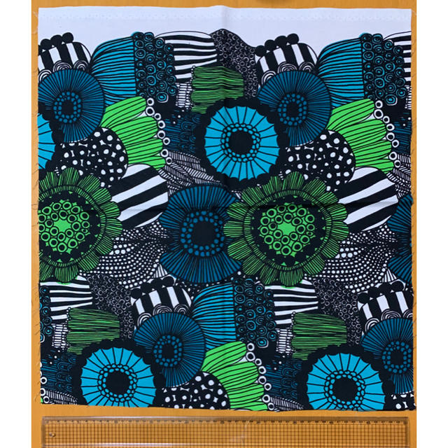 marimekko(マリメッコ)のNO.21 マリメッコ 生地 ハギレ 約51.5×52cm ハンドメイドの素材/材料(生地/糸)の商品写真