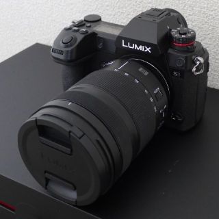 パナソニック(Panasonic)のLUMIX DCｰS1M【128XQDカード&リーダーセット】Panasonic(ミラーレス一眼)