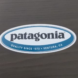 パタゴニア(patagonia)の「縦5.2cm黒12.8cm」patagonia 公式 ステッカー(その他)