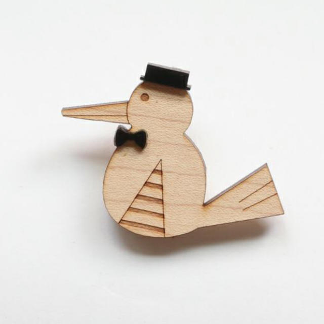 Kanmi.(カンミ)の小鳥　ブローチ　木製ブローチ レディースのアクセサリー(ブローチ/コサージュ)の商品写真