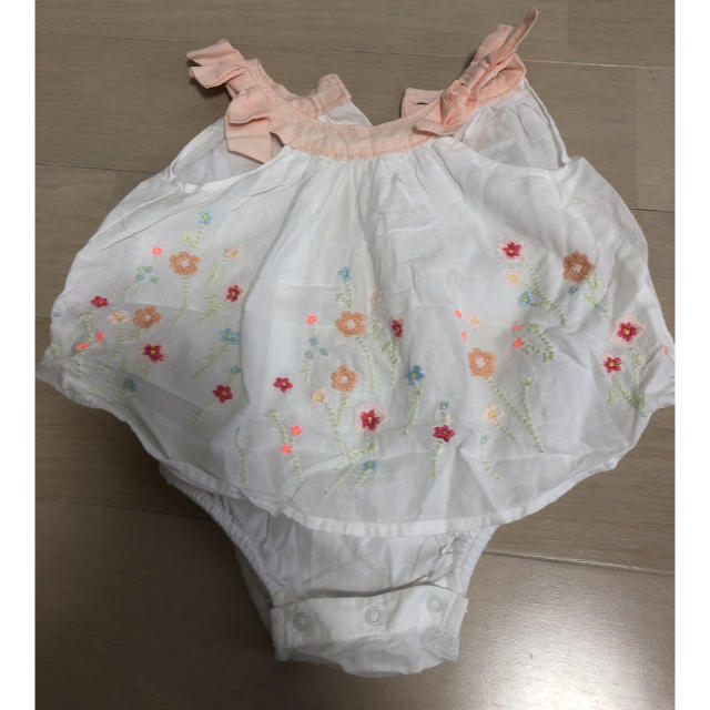 babyGAP(ベビーギャップ)のbaby GAP 花柄刺繍ワンピース キッズ/ベビー/マタニティのベビー服(~85cm)(ワンピース)の商品写真