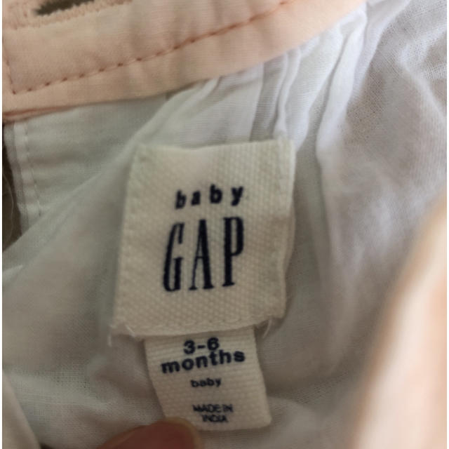 babyGAP(ベビーギャップ)のbaby GAP 花柄刺繍ワンピース キッズ/ベビー/マタニティのベビー服(~85cm)(ワンピース)の商品写真