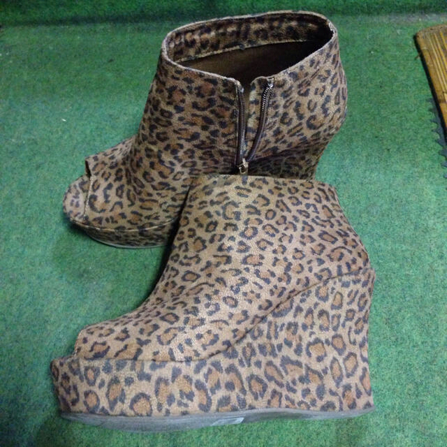 FOREVER 21(フォーエバートゥエンティーワン)のレオパード柄 ショートブーツ レディースの靴/シューズ(ブーツ)の商品写真