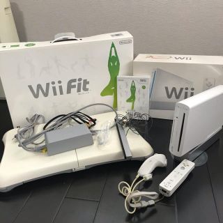 ニンテンドウ(任天堂)のwii本体　wiifit セット　　ソフト付(家庭用ゲーム機本体)