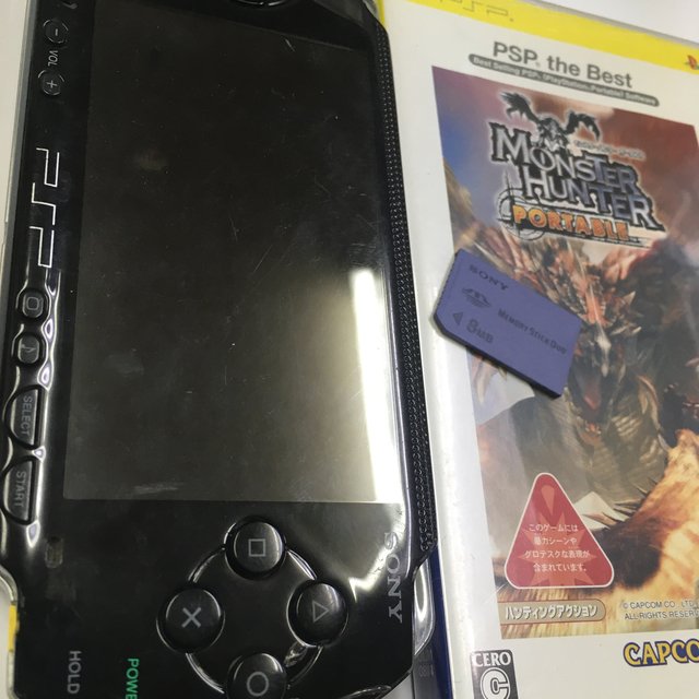 PlayStation Portable(プレイステーションポータブル)のPSP-1000 プレーステーションポータブル　おまけ付き エンタメ/ホビーのゲームソフト/ゲーム機本体(携帯用ゲーム機本体)の商品写真