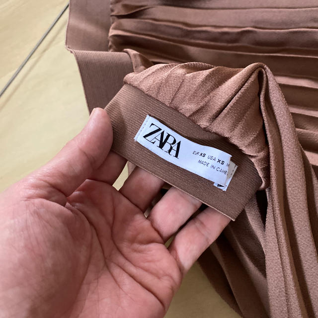 ZARA(ザラ)のZARA サテンプリーツ マキシ スカート 美品 レディースのスカート(ロングスカート)の商品写真