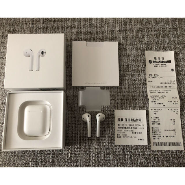 Apple(アップル)のairpods 第一世代 付属品すべて有り レシート有り スマホ/家電/カメラのオーディオ機器(ヘッドフォン/イヤフォン)の商品写真