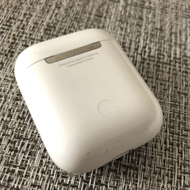 Apple(アップル)のairpods 第一世代 付属品すべて有り レシート有り スマホ/家電/カメラのオーディオ機器(ヘッドフォン/イヤフォン)の商品写真