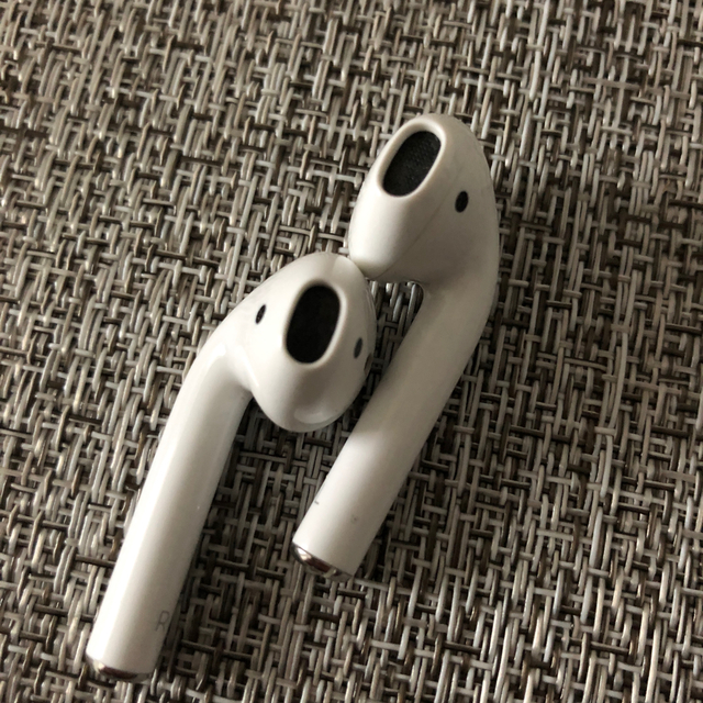 Apple(アップル)のairpods 第一世代 付属品すべて有り レシート有り スマホ/家電/カメラのオーディオ機器(ヘッドフォン/イヤフォン)の商品写真