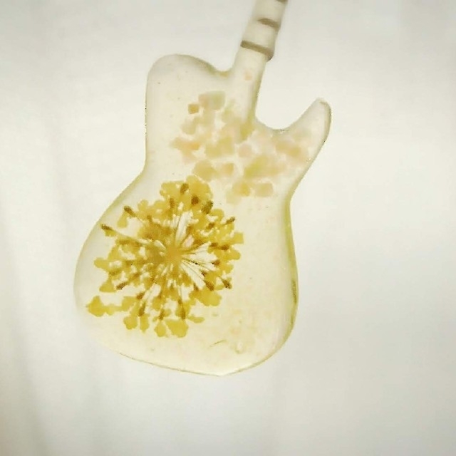 花 クリア イエロー ギター アクセサリー ハンドメイドのアクセサリー(ピアス)の商品写真