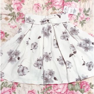 マジェスティックレゴン(MAJESTIC LEGON)の新品タグ付き　モノクロフラワースカパン(キュロット)