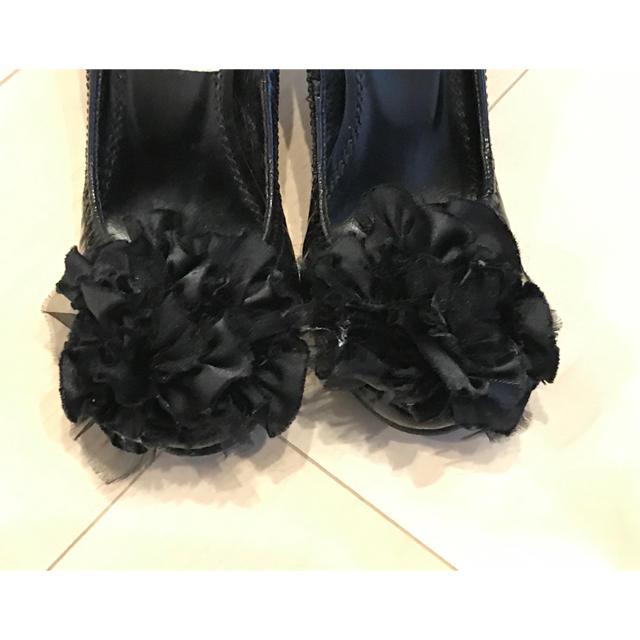 Pippi(ピッピ)のPIPPICHIC 黒　コサージュ　パンプス レディースの靴/シューズ(ハイヒール/パンプス)の商品写真