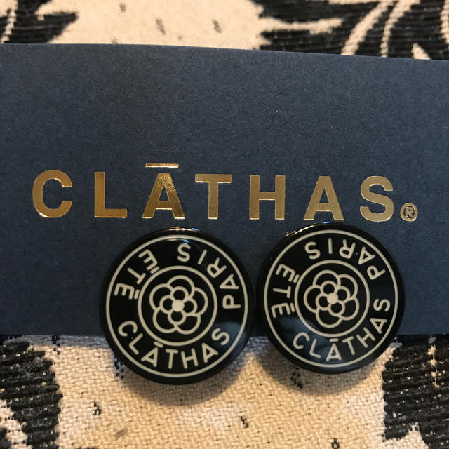 CLATHAS(クレイサス)のクレイサス　イヤリング　ロゴブラック　CLATHAS レディースのアクセサリー(イヤリング)の商品写真