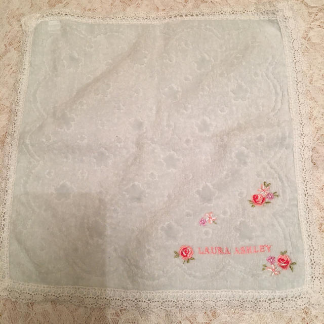 LAURA ASHLEY(ローラアシュレイ)のLAURA ASHLEY ハンドタオル レディースのファッション小物(ハンカチ)の商品写真