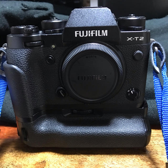 富士フイルム(フジフイルム)のXT-2 FUJIFILM  バッテリーグリップ付　富士フィルム　カメラ スマホ/家電/カメラのカメラ(ミラーレス一眼)の商品写真