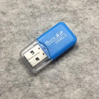 新品 ブルー USB メモリカードリーダ 小型 microSDXC(PC周辺機器)