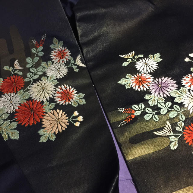 〈菊模様の刺繍の名古屋帯〉箔入り﻿のサムネイル