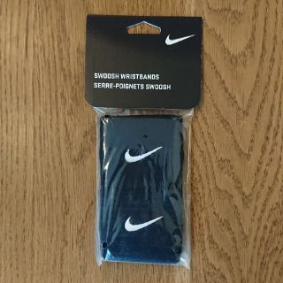 ナイキ(NIKE)のNIKE ナイキ リストバンド スウッシュ ブラック ホワイト(バングル/リストバンド)