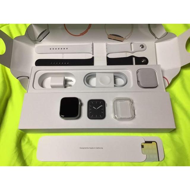 Apple Watch - ★３月〜使用★最新モデル★Apple Watch５白★バンド新品★オマケ２つ付