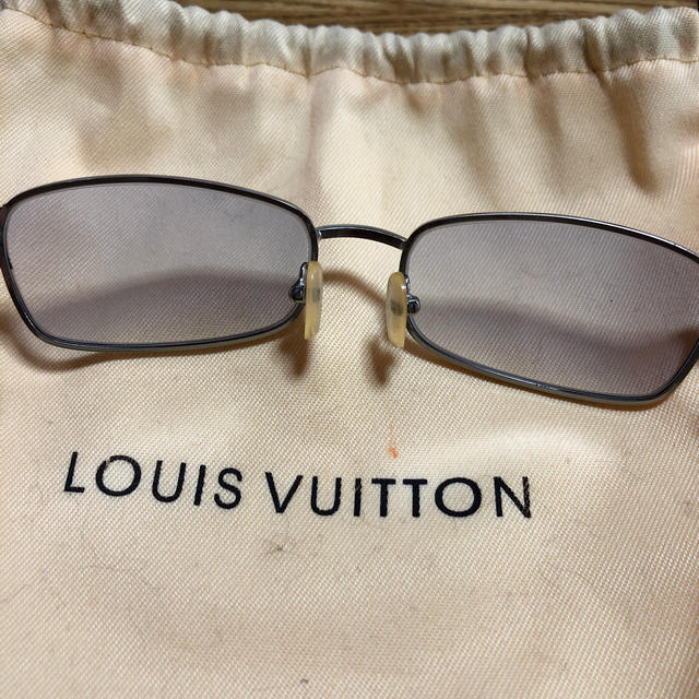 LOUIS VUITTON(ルイヴィトン)の色付きメガネ レディースのファッション小物(サングラス/メガネ)の商品写真